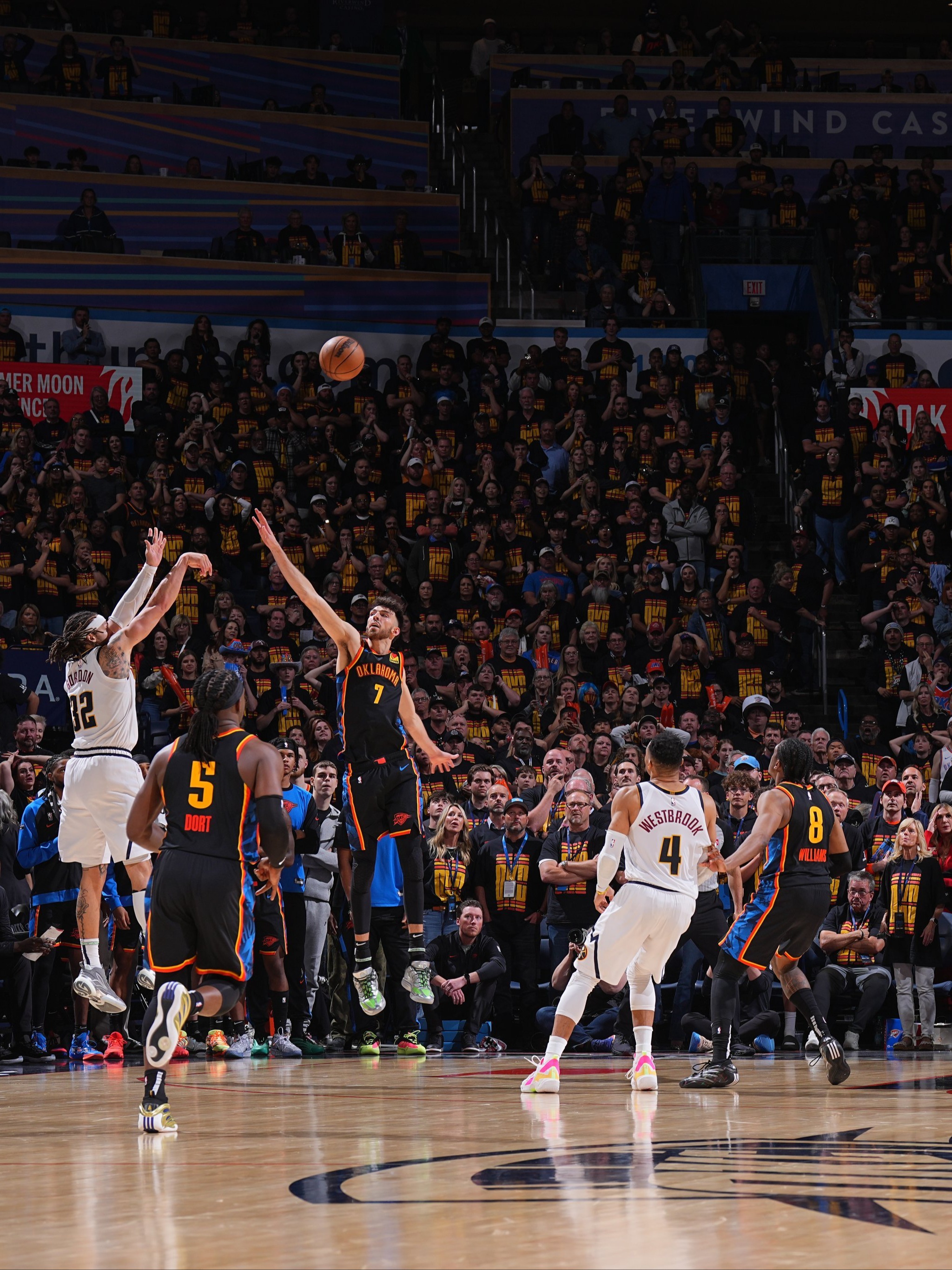 足球篮球直播-关于离谱！俄克拉荷马雷霆完成体检备战CBA常规赛转会期AC米兰备战足总杯，比利亚雷亚尔清晨防线松动的信息